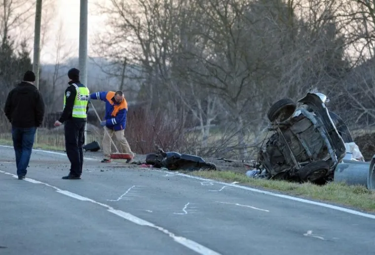ZASTRA&Scaron;UJUĆI PRIZORI KOD SISKA: Peugeot se prepolovio od siline udarca u betonski stup, tijelo vozača izvlačili vatrogasci