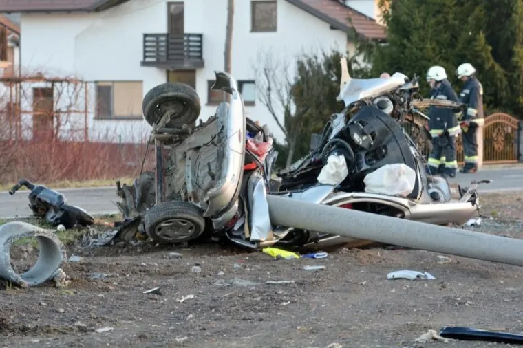 ZASTRA&Scaron;UJUĆI PRIZORI KOD SISKA: Peugeot se prepolovio od siline udarca u betonski stup, tijelo vozača izvlačili vatrogasci