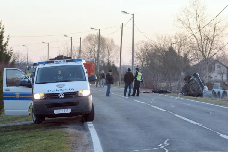 ZASTRA&Scaron;UJUĆI PRIZORI KOD SISKA: Peugeot se prepolovio od siline udarca u betonski stup, tijelo vozača izvlačili vatrogasci