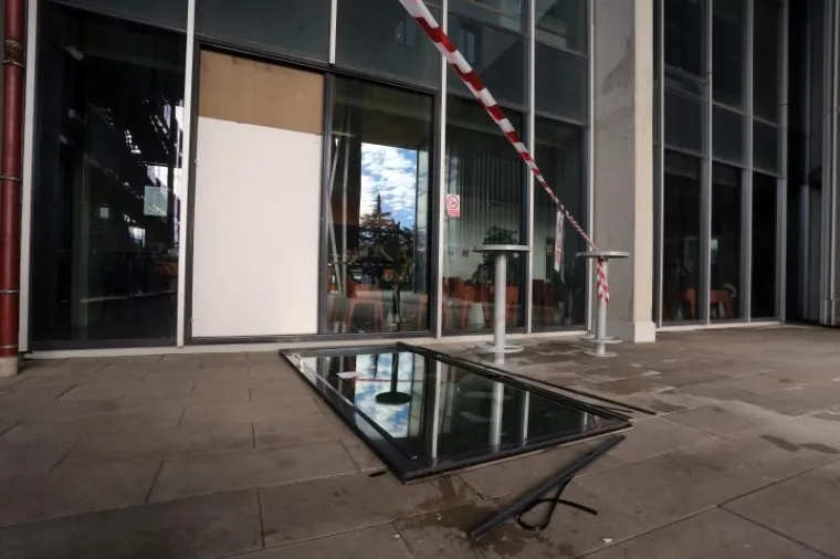 Na jednom od ulaza na Filozofskom fakultetu u Kampusu na Trsatu pala su staklena vrata