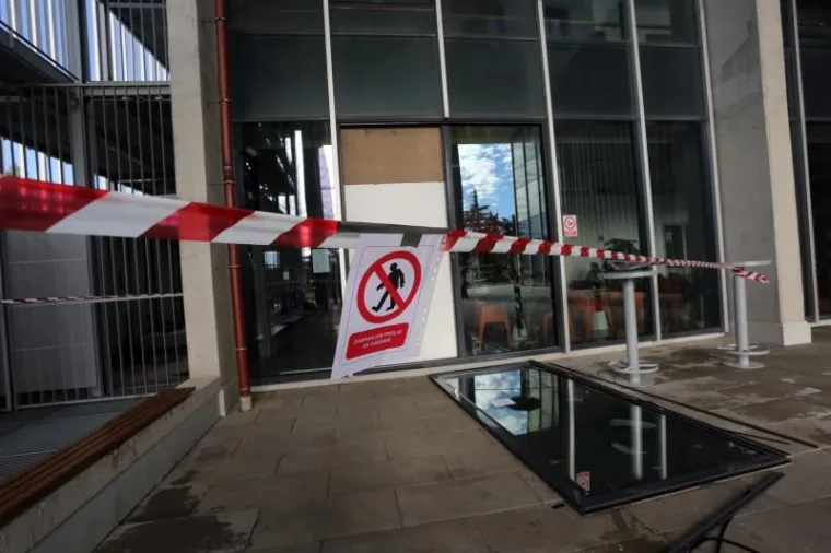 PALA STAKLENA VRATA NA FILOZOFSKOM U RIJECI: Ozlijeđena djevojka