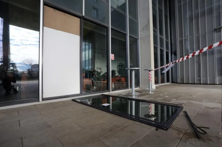 PALA STAKLENA VRATA NA FILOZOFSKOM U RIJECI: Ozlijeđena djevojka