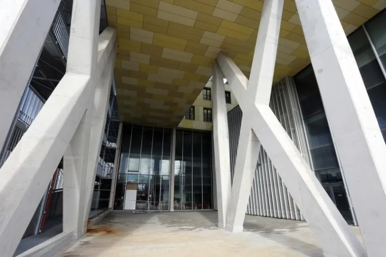 PALA STAKLENA VRATA NA FILOZOFSKOM U RIJECI: Ozlijeđena djevojka