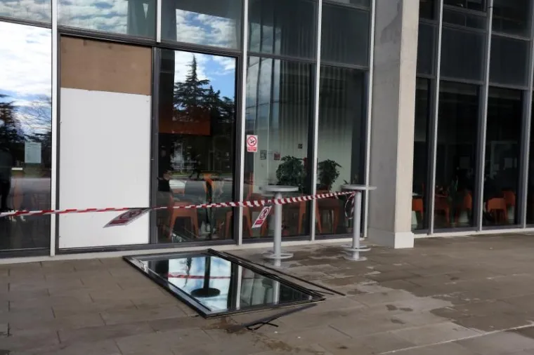 PALA STAKLENA VRATA NA FILOZOFSKOM U RIJECI: Ozlijeđena djevojka