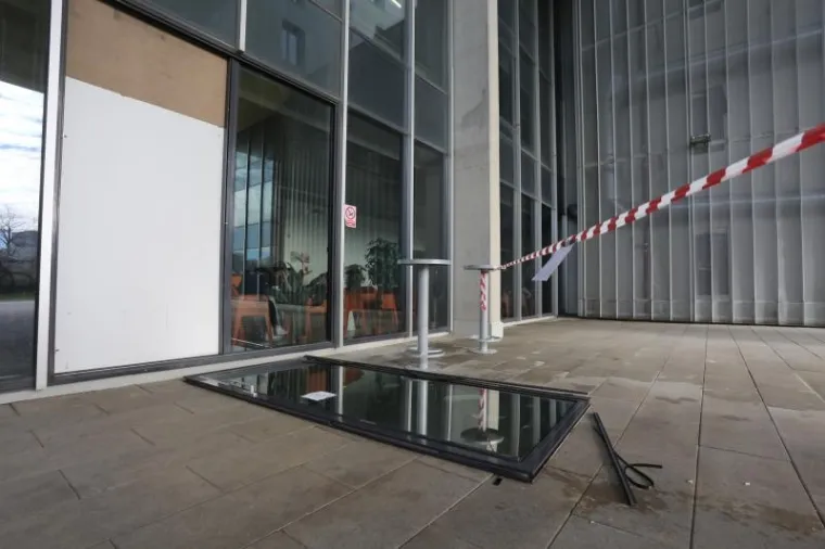 PALA STAKLENA VRATA NA FILOZOFSKOM U RIJECI: Ozlijeđena djevojka