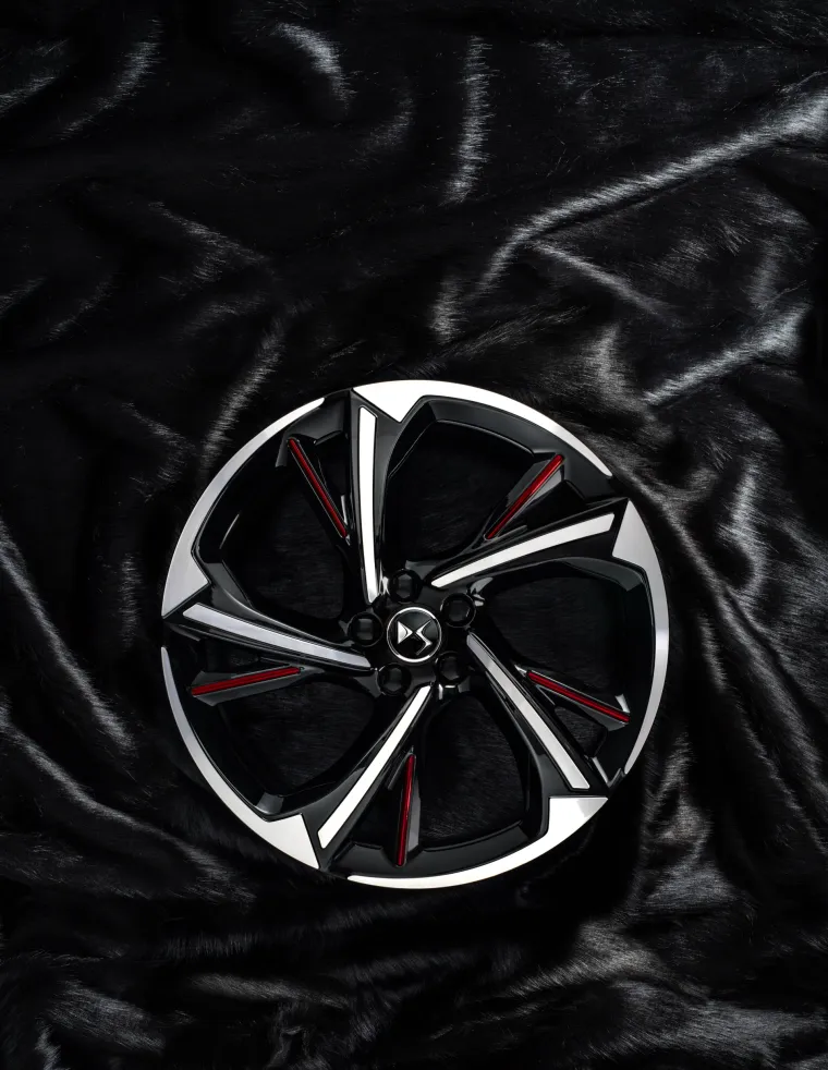 DS 7 CROSSBACK: Pogledajte novi simbol ovog branda iz svih kuteva