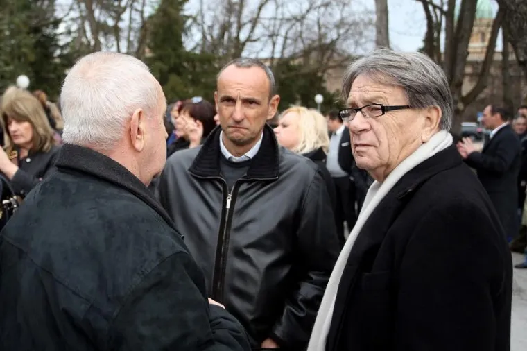 Na pogrebu čovjeka koji je za Dinamo odigrao mno&scaron;tvo velikih utakmica i bio jedan od glavnih protagonista one slavne Dinamove &scaron;ampionske 82', viđen je veliki broj lica iz nogometnog i javnog života Hrvatske. Na pogrebu je, očekivano, bio i trener svih trenera Miroslav Ćiro Blažević, biv&scaron;i trener Zvezdana Cvetkovića.