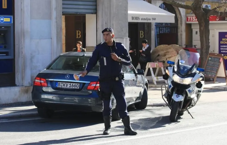 &Scaron;ibenik: Iza&scaron;la iz automobila provjeriti &scaron;tetu pa ju pregazio vlastiti automobil