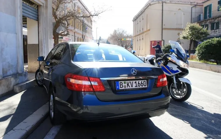 &Scaron;ibenik: Iza&scaron;la iz automobila provjeriti &scaron;tetu pa ju pregazio vlastiti automobil