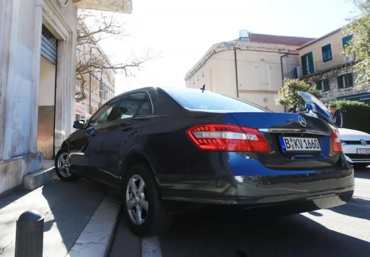 &Scaron;ibenik: Iza&scaron;la iz automobila provjeriti &scaron;tetu pa ju pregazio vlastiti automobil