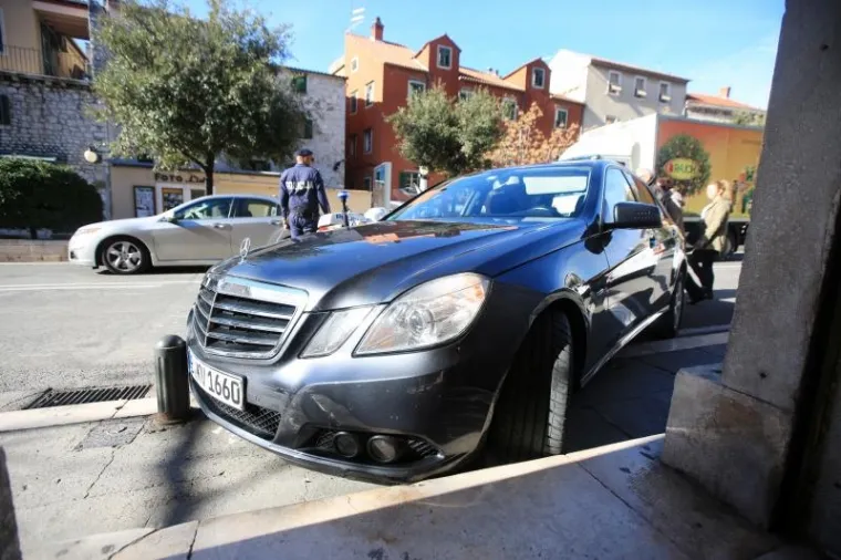&Scaron;ibenik: Iza&scaron;la iz automobila provjeriti &scaron;tetu pa ju pregazio vlastiti automobil