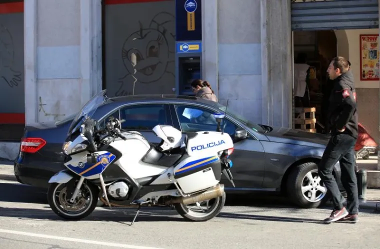 &Scaron;ibenik: Iza&scaron;la iz automobila provjeriti &scaron;tetu pa ju pregazio vlastiti automobil