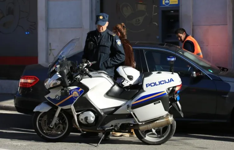 &Scaron;ibenik: Iza&scaron;la iz automobila provjeriti &scaron;tetu pa ju pregazio vlastiti automobil