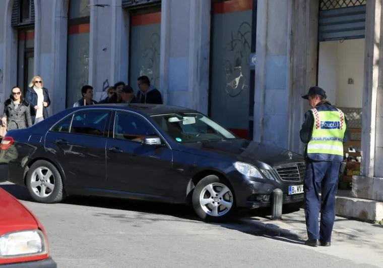 &Scaron;ibenik: Iza&scaron;la iz automobila provjeriti &scaron;tetu pa ju pregazio vlastiti automobil