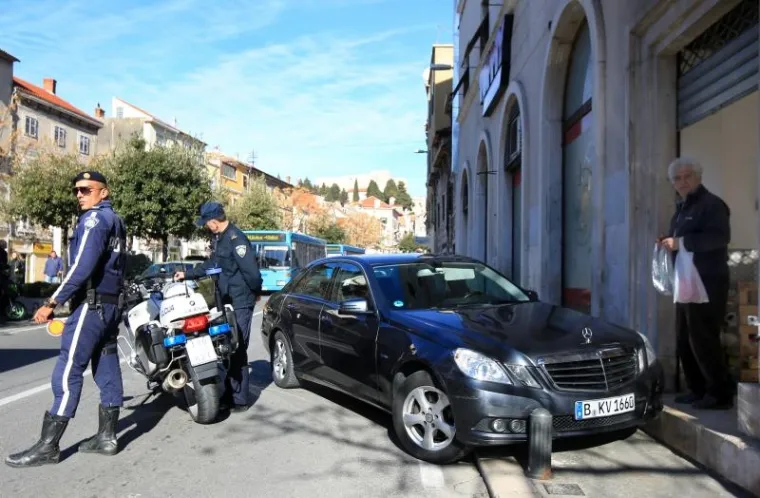 &Scaron;ibenik: Iza&scaron;la iz automobila provjeriti &scaron;tetu pa ju pregazio vlastiti automobil