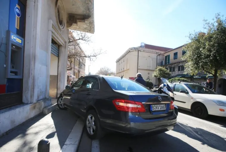 &Scaron;ibenik: Iza&scaron;la iz automobila provjeriti &scaron;tetu pa ju pregazio vlastiti automobil