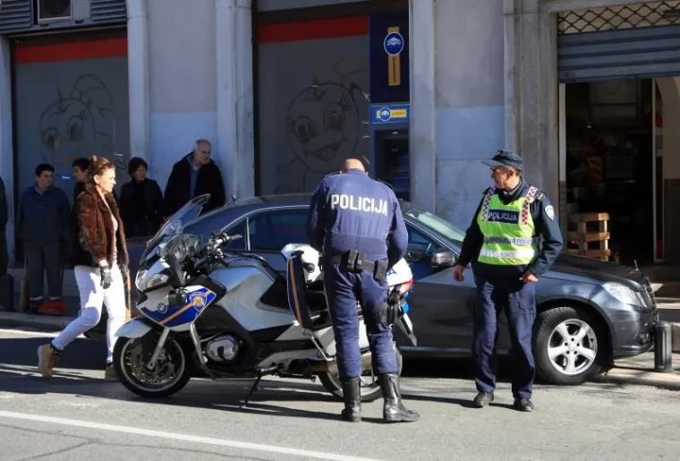 &Scaron;ibenik: Iza&scaron;la iz automobila provjeriti &scaron;tetu pa ju pregazio vlastiti automobil