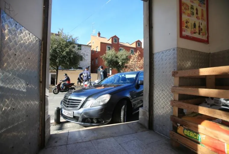 &Scaron;ibenik: Iza&scaron;la iz automobila provjeriti &scaron;tetu pa ju pregazio vlastiti automobil