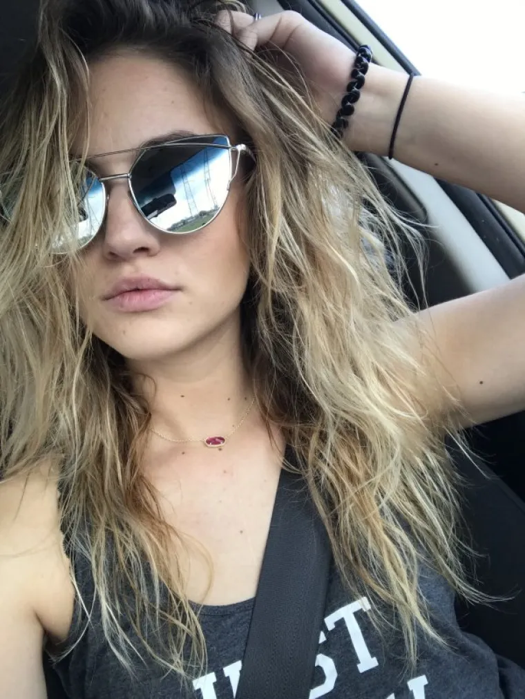 ČEGA SE TOČNO SRAME? Stavile sunčane, a skinule sve ostalo