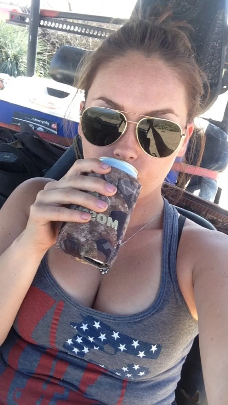 ČEGA SE TOČNO SRAME? Stavile sunčane, a skinule sve ostalo