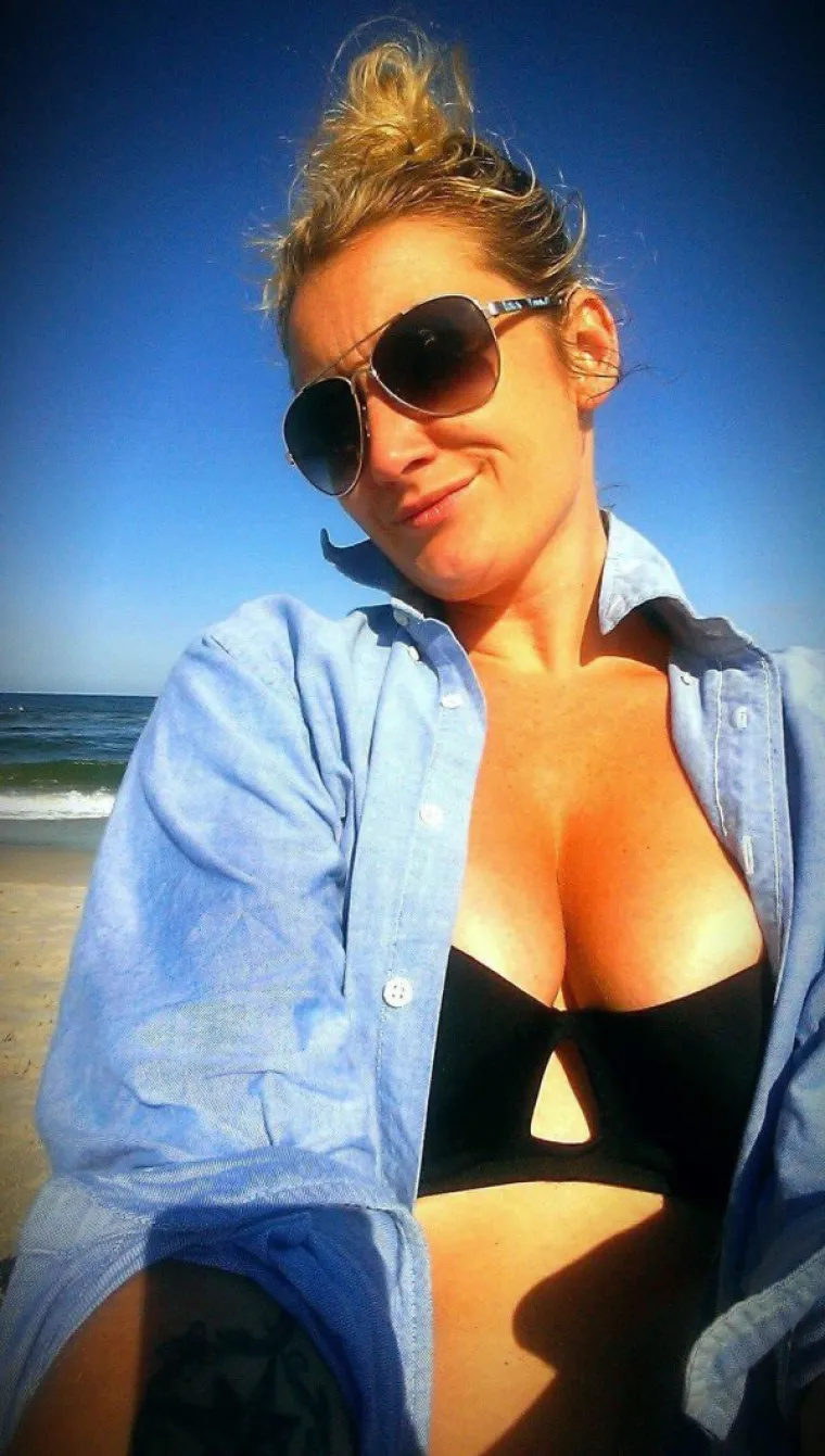 ČEGA SE TOČNO SRAME? Stavile sunčane, a skinule sve ostalo