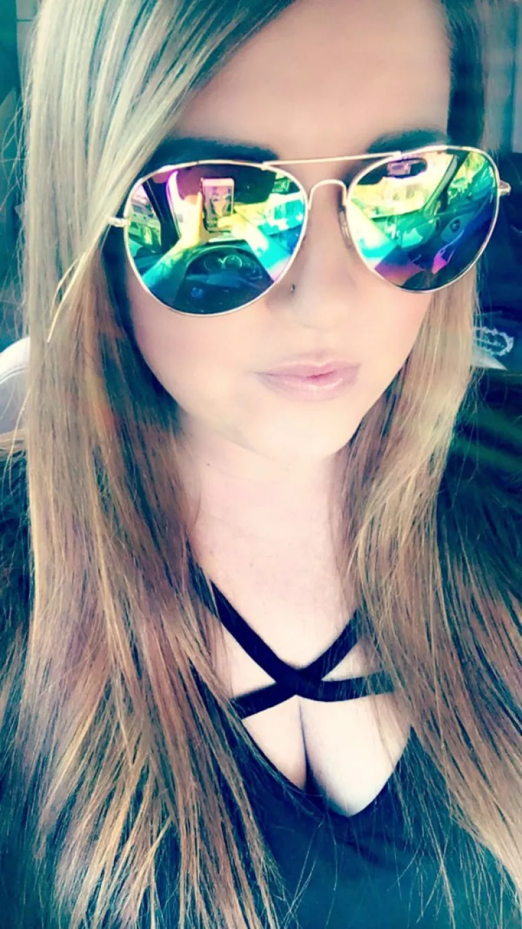 ČEGA SE TOČNO SRAME? Stavile sunčane, a skinule sve ostalo