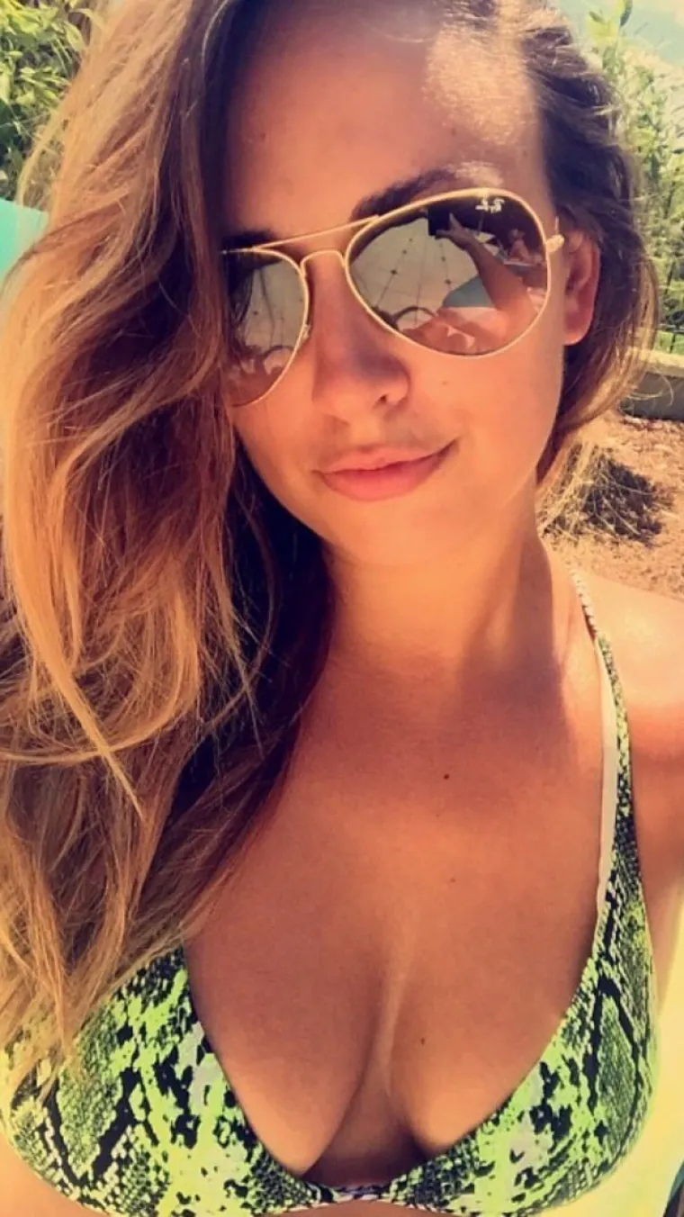 ČEGA SE TOČNO SRAME? Stavile sunčane, a skinule sve ostalo