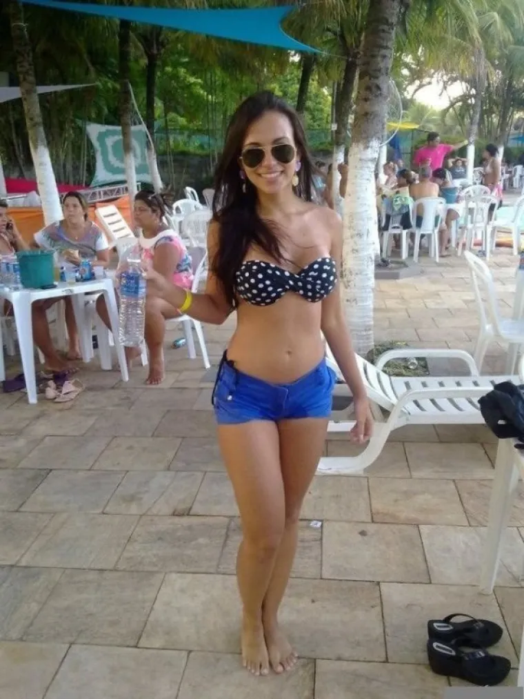 ČEGA SE TOČNO SRAME? Stavile sunčane, a skinule sve ostalo