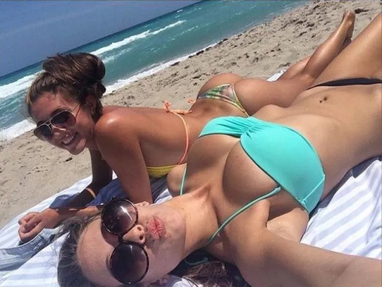 ČEGA SE TOČNO SRAME? Stavile sunčane, a skinule sve ostalo