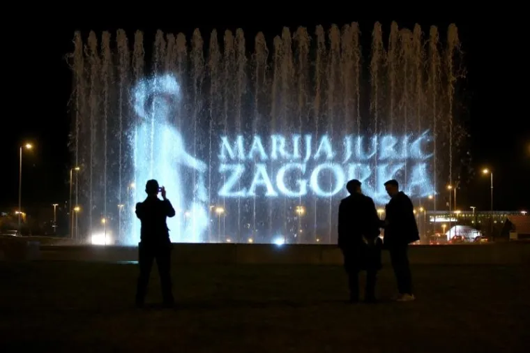 Povodom 144. rođendana Marije Jurić Zagorke na zagrebačkim fontanama projiciran njen lik
