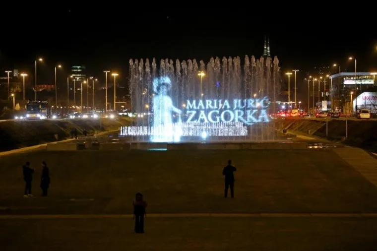 Povodom 144. rođendana Marije Jurić Zagorke na zagrebačkim fontanama projiciran njen lik