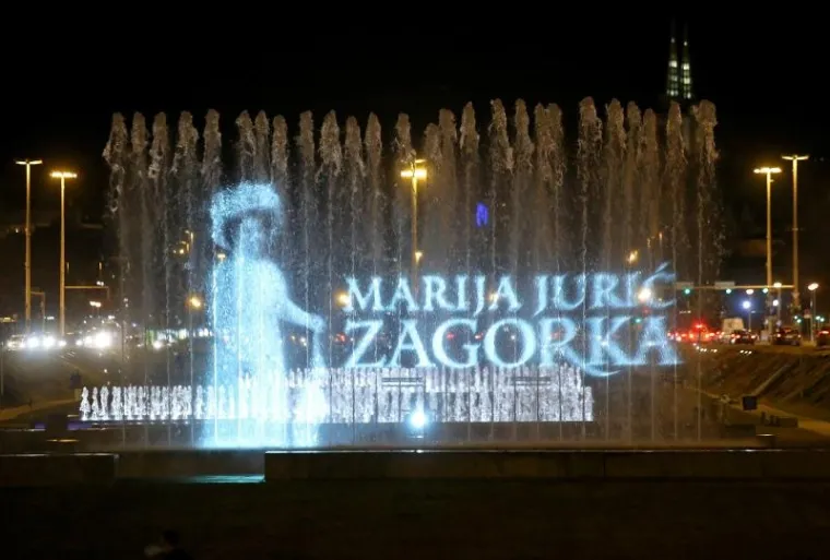 Povodom 144. rođendana Marije Jurić Zagorke na zagrebačkim fontanama projiciran njen lik