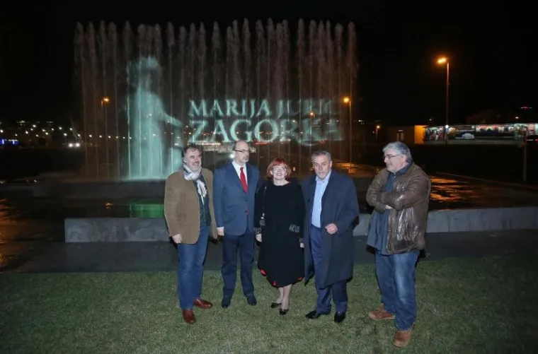 Povodom 144. rođendana Marije Jurić Zagorke na zagrebačkim fontanama projiciran njen lik