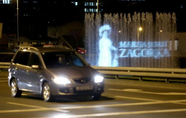 Povodom 144. rođendana Marije Jurić Zagorke na zagrebačkim fontanama projiciran njen lik