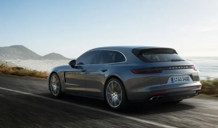 Automobil koji je najavljen konceptom prije pet godina napokon je materijalizran i na tržište stiže u pet različitih izvedbi - Panamera 4, Panamera 4S, Panamera 4S Diesel, Panamera 4 E-Hybrid i Panamera Turbo.