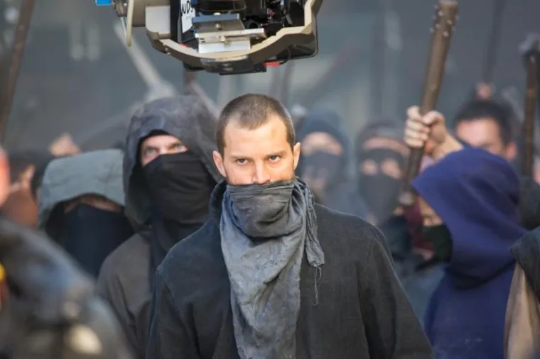 Jamie Dornan stigao je u Dubrovnik na snimanje filma Robin Hood te se danas pojavio na setu s maramom preko lica. Jučer se uspio neprimjetno kretati gradom, no danas je konačno provirio i oduševio sve obožavateljice koje pate za njim otkako tumači glavnu ulogu u Pedeset nijansi sive.