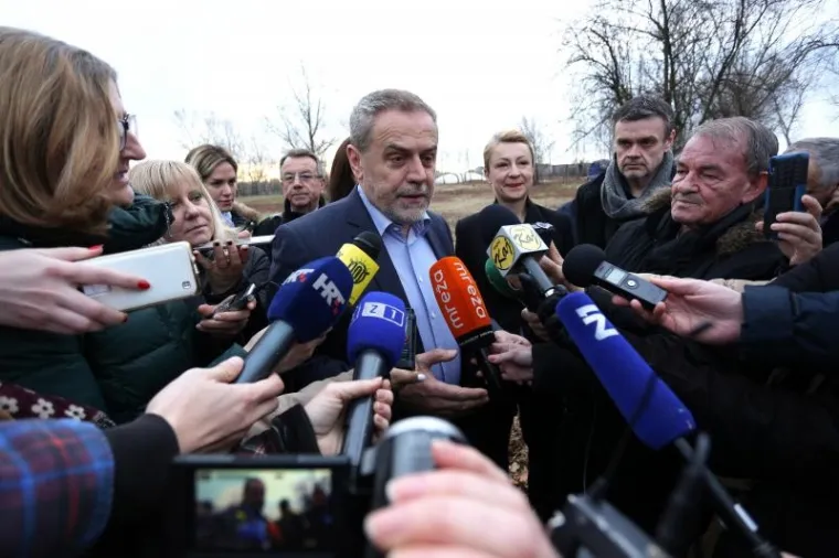 Gradonačelnik je istaknuo da se crkva na Trnjanskoj Savici neće graditi u parku, kao što je prvotno bilo predviđeno i zbog čega su građani prosvjedovali, već će se graditi '150 metara dalje od parka'.