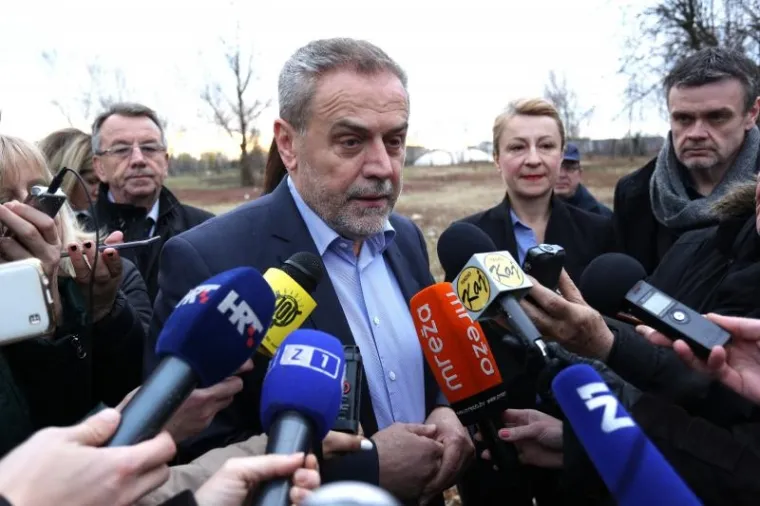 Zagrebački gradonačelnik Milan Bandić održao je konferenciju za medije na lokaciji gdje će se graditi nova crkva na Savici.