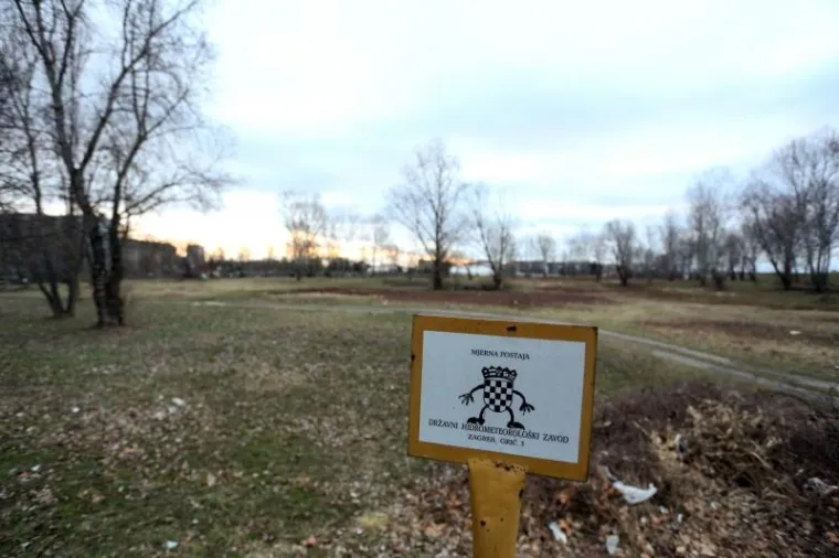 Park na Savici na kojem se trebala graditi crkva.