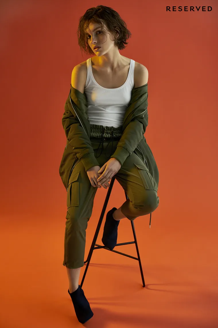 Ljetna moda brenda Reserved nam donosi snažan spoj sporta i vojničkog stila kojeg ne čine samo stroge vojničke uniforme i zemljane boje već i futuristički i razigrani modni komadi.