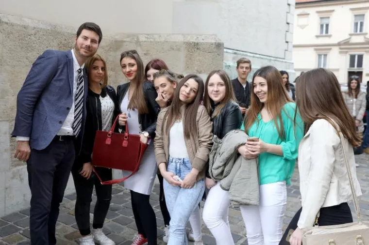 Mladi zastupnik Živog zida Ivan Pernar svojom je pojavom danas uspio privući pažnju skupine djevojaka na Trgu svetog Marka.