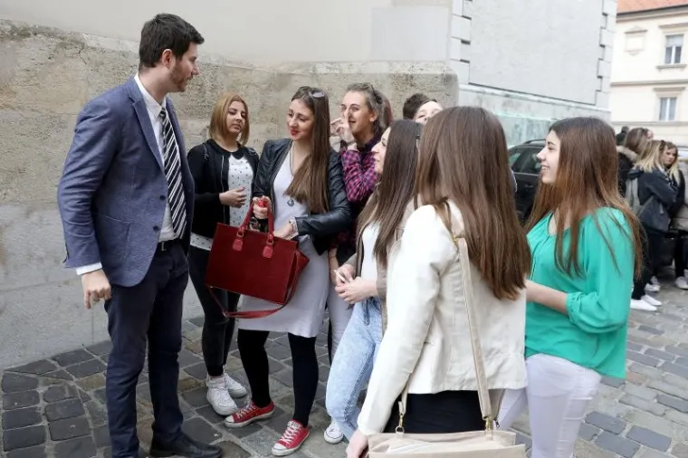 Djevojke su rado pozirale pored zastupnika poznatog po tome što se rado druži sa srednjoškolcima u njihovim školama ili izvan njih.