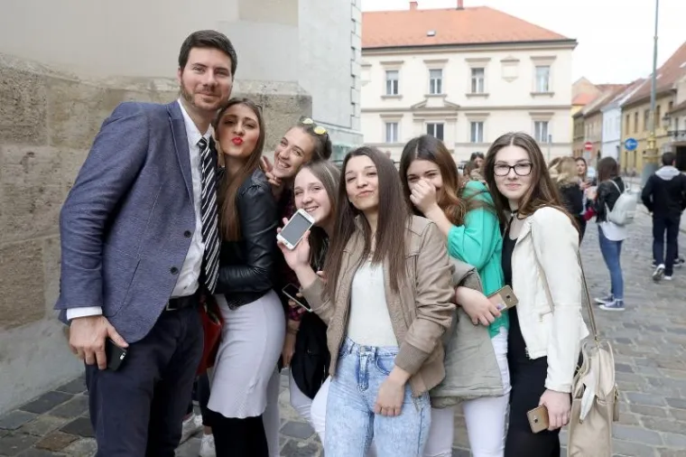 Mladim devojkama očito je imponiralo fotografiranje u društvu mladog zastupnika.