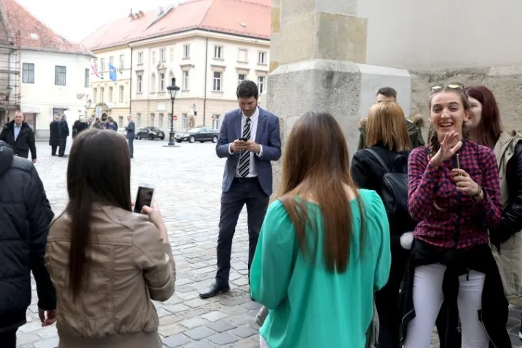 Ivan Pernar šarmirao djevojke na Trgu svetog Marka