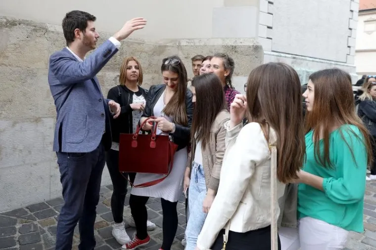 Ivan Pernar šarmirao djevojke na Trgu svetog Marka