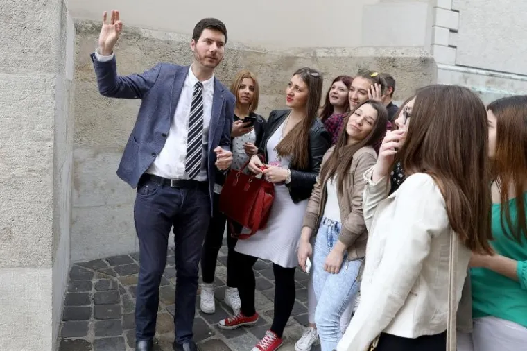 Ivan Pernar šarmirao djevojke na Trgu svetog Marka