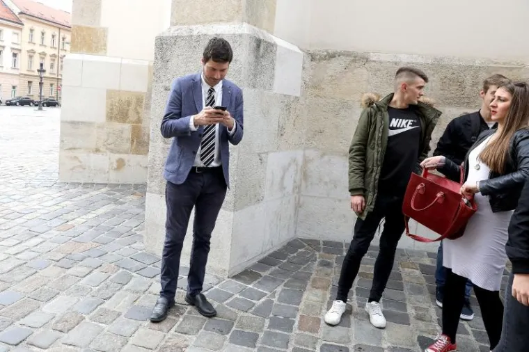 Ivan Pernar šarmirao djevojke na Trgu svetog Marka