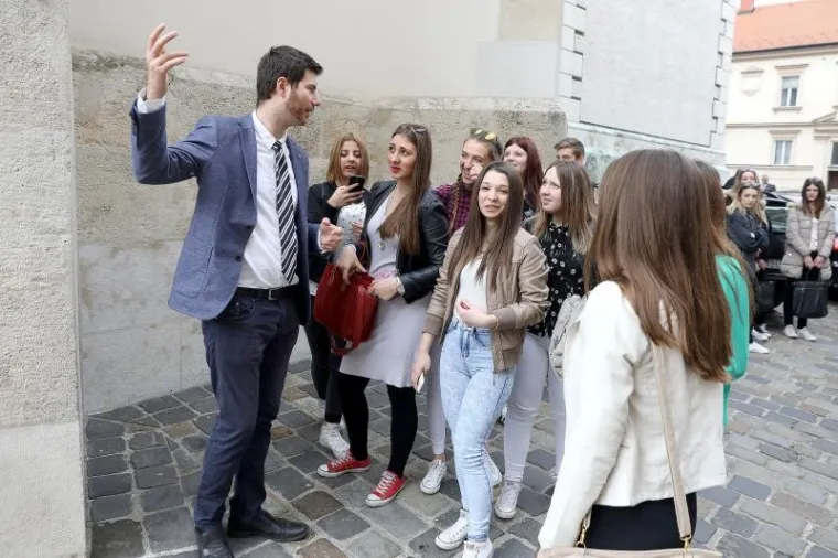 Ivan Pernar šarmirao djevojke na Trgu svetog Marka