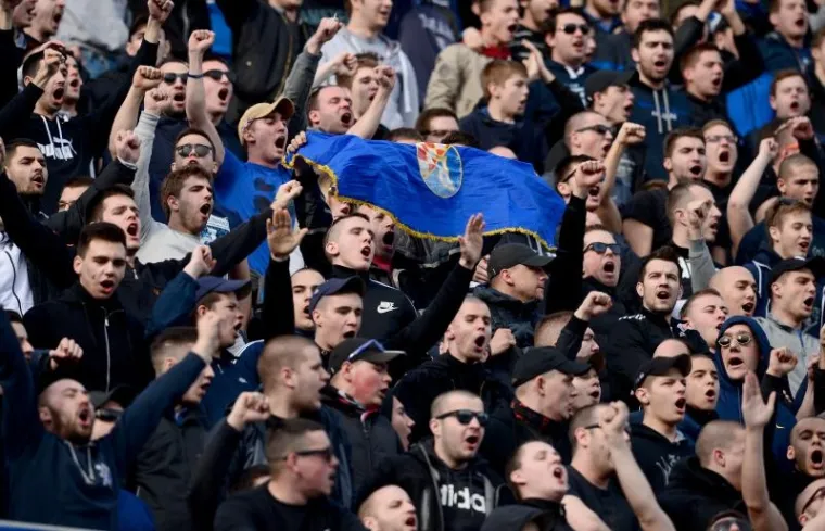 Nogometa&scaron;i Dinama imali su tijekom cijelog ogleda protiv Intera bučnu potporu tribine na kojoj su se okupili predstavnici navijačke skupine Bad Blue Boys. Od prve minute pratila ih je pjesma, no valja reći i da su s istog dijela stizale uvrede vrhu Hrvatskog nogometnog saveza, a viđene su i već uobičajene fotografije s prekriženom glavom Dinamova savjetnika Zdravka Mamića.