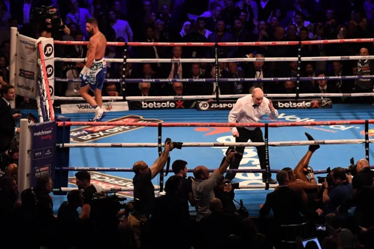 BOKSAČKI MEČ ZA POVIJEST: Bellew nokautirao Hayea i doslovno ga izbacio iz ringa!